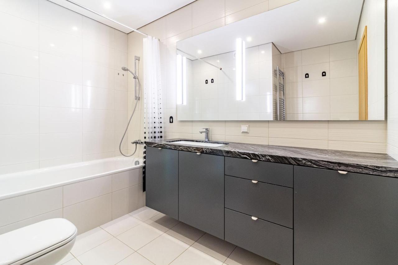 Cohost I Sunny Center Apt, Covered Parking, Balcony & Self Check-In คอนัส ภายนอก รูปภาพ